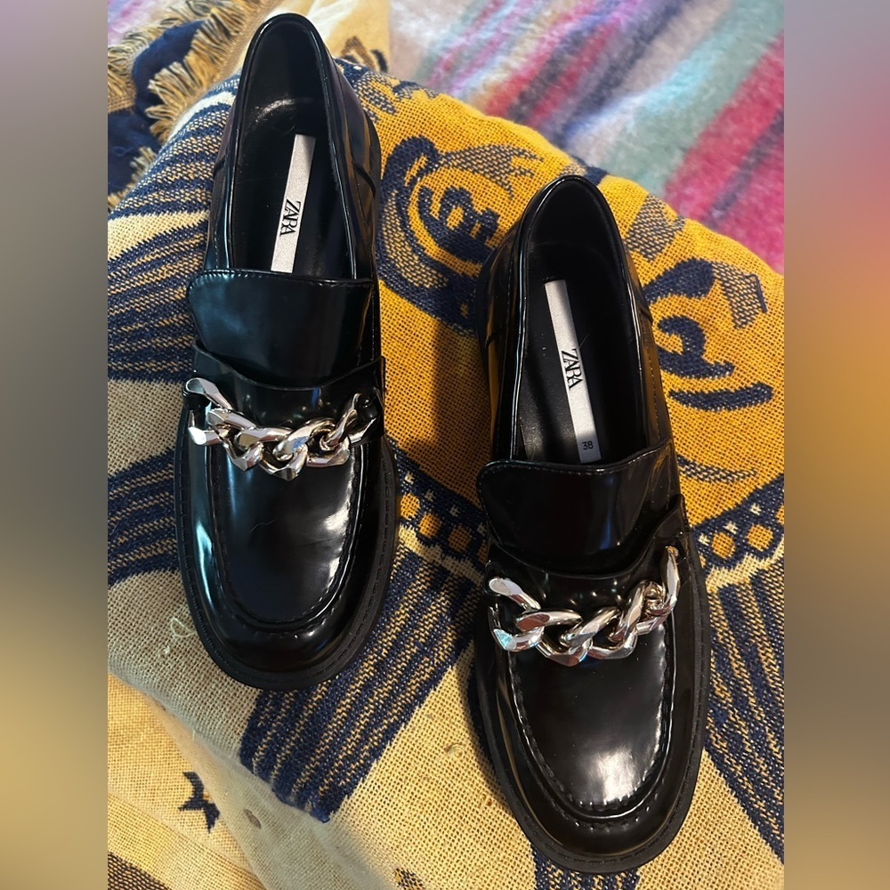 Zara Glossy Black Faux Patent Leather Loafers Gold Chain Lug Sole Size 7.5 (38) - Picture 4 of 7